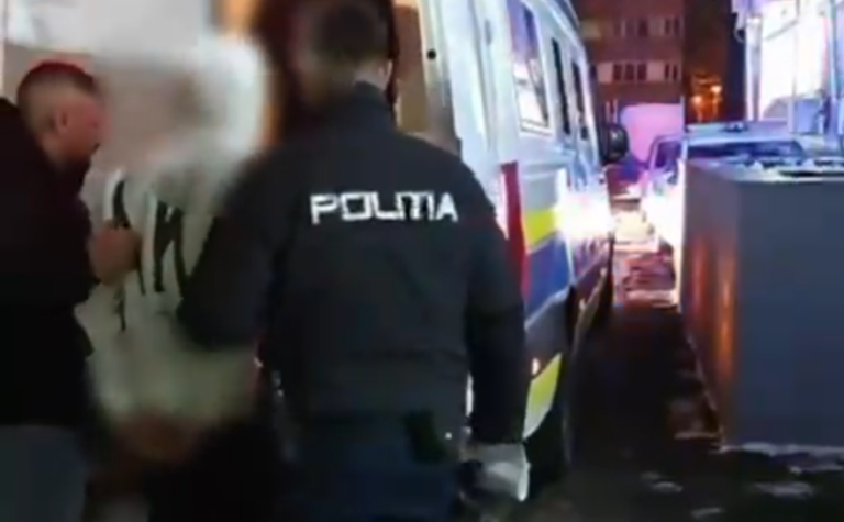 VIDEO | Livrator tâlhărit de trei tineri mascați | Autorii au fost prinși în flagrant