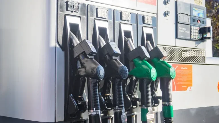 Guvernul, somat să reducă la jumătate accizele la motorină și benzină